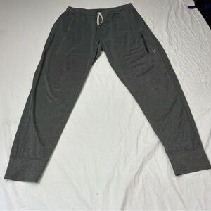 Vuori Men’s Sunday Performance Jogger Size Medium Heather Charcoal Stretch V416
